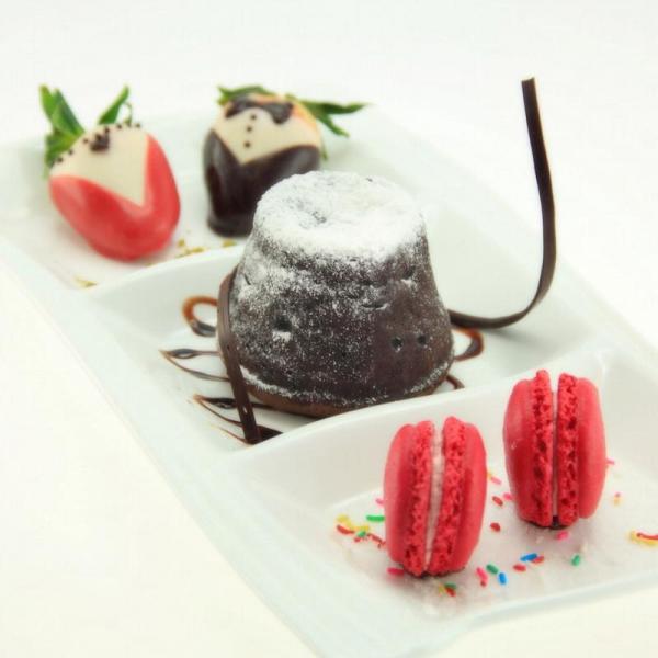 Yagura 二人料理菜式豐富,其中有入口即溶的樸葉燒北海道十勝牛及暖烘烘的松葉蟹肉蟹膏窩粥。 逸東「智」酒店 情人節燭光晚餐每位 8